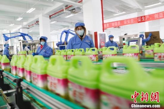 Tập đoàn Lạc Oa tăng cường sản xuất các sản phẩm khử trùng nhằm đáp ứng nhu cầu trong mùa dịch. Dây chuyền của công ty này làm việc không ngừng nghỉ suốt 24 giờ với nhân viên chia làm 3 ca. (Ảnh: China News)