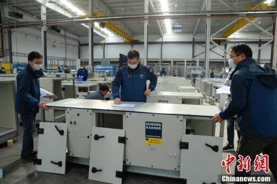 Công ty TNHH Thiết bị Môi trường Tô Châu đẩy mạnh dây chuyền sản xuất máy điều hòa cung cấp cho các cơ sở y tế trên khắp Trung Quốc. Công ty này là đơn vị cung cấp 200 máy điều hòa cho 2 bệnh viện dã chiến Lôi Thần Sơn và Hỏa Diệm Sơn ở Vũ Hán. (Ảnh: China News)