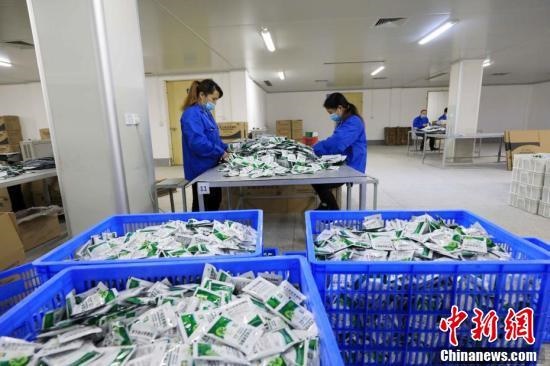 2 công nhân tăng ca trong xưởng sản xuất của Công ty Dược phẩm Changan, Liễu Châu, Quảng Tây.