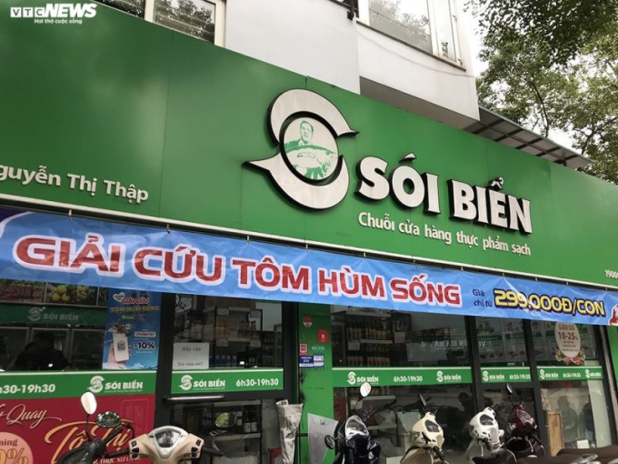 Chuỗi cửa hàng thực phẩm tham gia giải cứu tôm hùm tại Hà Nội. (Ảnh: Ngọc Khánh)