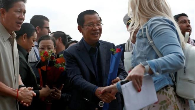 Thủ tướng Campuchia Hun Sen bắt tay hành khách MS Westerdam hôm 14/2. (Ảnh: Reuters)