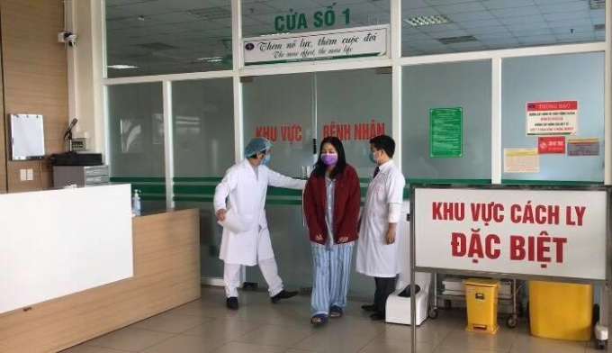 Bệnh nhân đầu tiên trong sáng nay bước ra khỏi phòng cách ly. (Ảnh: Phạm Quý)