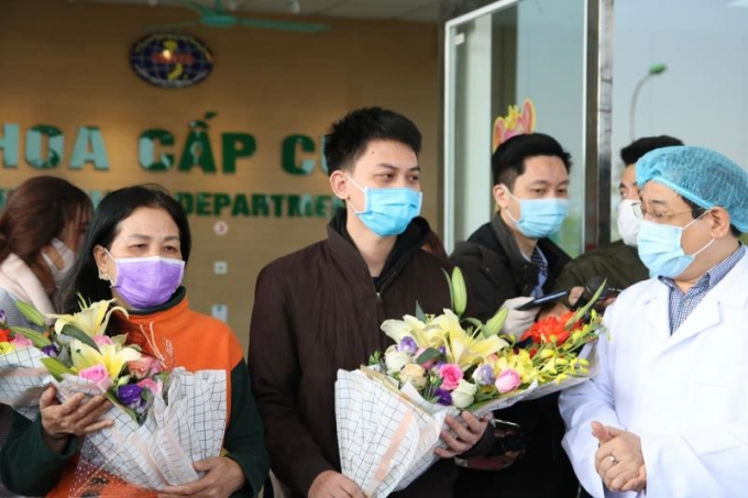 Hai bệnh nhân Vĩnh Phúc ra viện sau thời gian điều trị Covid-19.