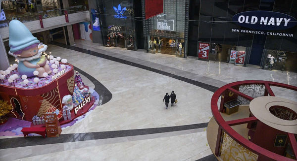 Người dân Trung Quốc đeo khẩu trang khi đi qua trung tâm mua sắm không một bóng người.