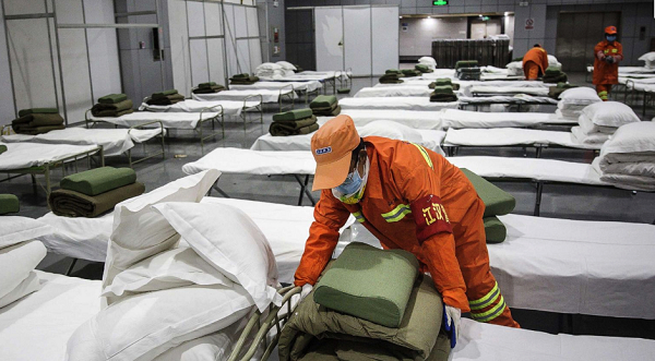 Y tá dọn giường bệnh tại Trung tâm Triển lãm và Hội nghị Quốc tế Vũ Hán, nơi được chuyển đổi thành bệnh viện tạm thời tiếp nhận bệnh nhân nhiễm Covid-19.
