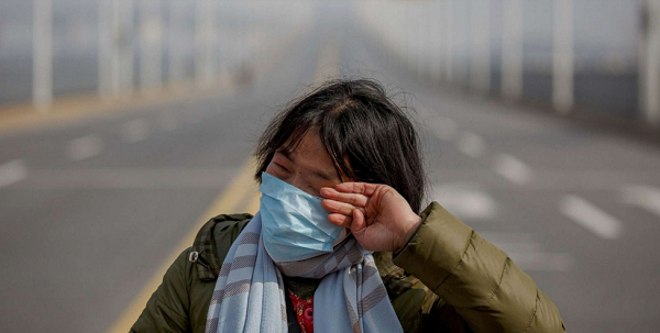 Nước mắt người mẹ cầu xin cảnh sát cho phép con gái bị ung thư vượt qua trạm kiểm soát ở cầu sông Dương Tử, Vũ Hán.