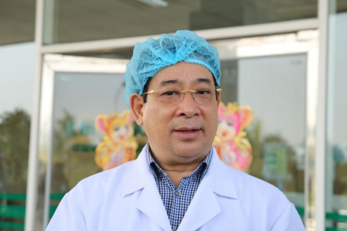 PGS.TS Lương Ngọc Khuê - Cục trưởng Cục Quản lý Khám, Chữa bệnh (Bộ Y tế) vui mừng khi hai bệnh nhân nhiễm Covid-19 được ra viện.