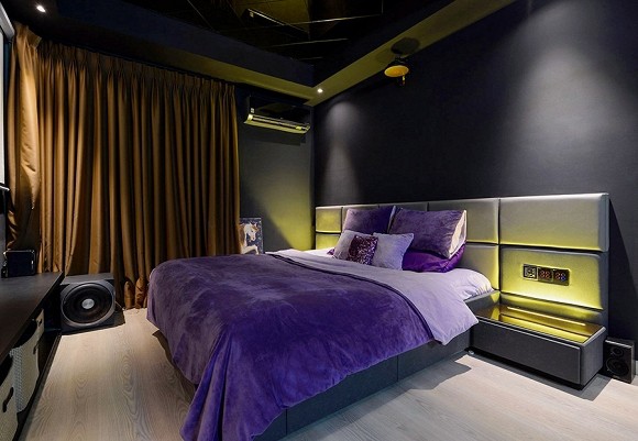 Phòng ngủ ấn tượng với gam màu tím.