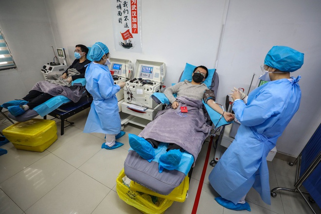 Những bác sĩ đã hồi phục sau khi nhiễm virus corona hiến huyết tương tại Vũ Hán hôm 18/3. Ảnh: AFP.