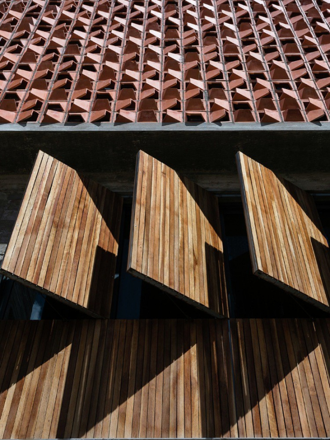 Trên mặt tiền, kiến trúc sư đã sử dụng gạch thông gió và gỗ tái chế.