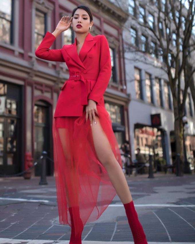 Phương Trinh Jolie “thả dáng” gợi cảm với blazer đỏ, phối cùng chân váy xuyên thấu và boots cao gót đồng điệu.