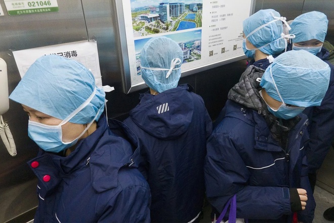 Nhân viên tại bệnh viện Tongji ở tâm điểm dịch Vũ Hán. Ảnh: Xinhua.
