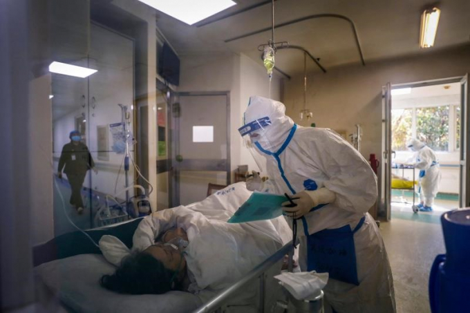 Nhân viên y tế chăm sóc cho bệnh nhân tại Vũ Hán. (Ảnh: AP)