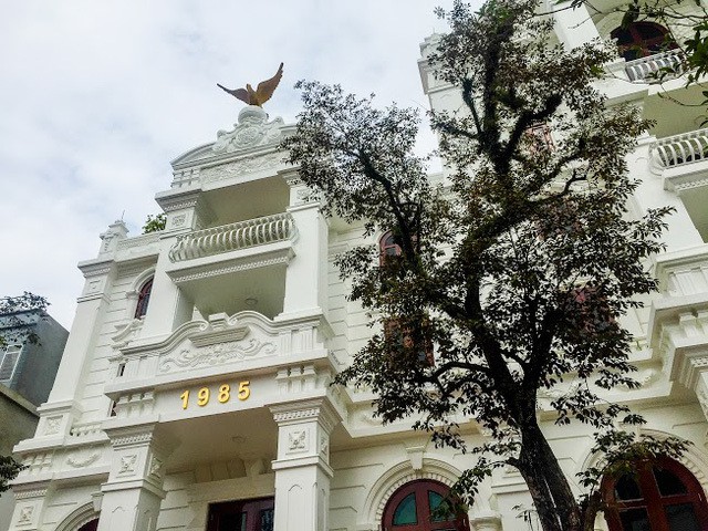Biệt thự trắng tọa lạc trên đường Nguyễn Khuyến, phường Âu Cơ, thị xã Phú Thọ (Phú Thọ) thuộc sở hữu của một nữ đại gia có tiếng kinh doanh trên nhiều lĩnh vực.