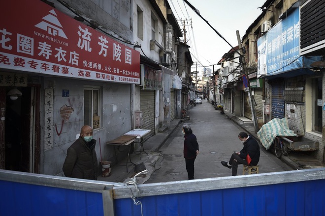 Một khu phố bị phong tỏa ở tâm dịch Vũ Hán. Ảnh: AP.