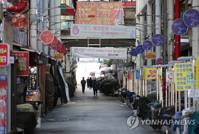 Một khu chợ ở Daegu, Hàn Quốc bị đóng cửa từ ngày 23/2 để ngăn dịch Covid-19 lây lanảnh: Yonhap