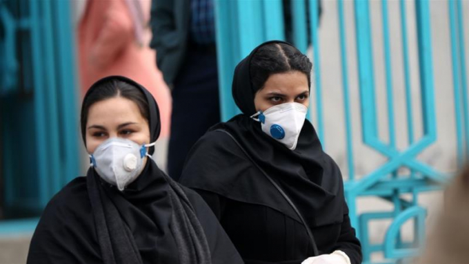 Mọi người đeo khẩu trang ở Tehran, Iran, ngày 21/2, sau khi các trường hợp nhiễm virus corona mới và tử vong được xác nhận. Ảnh: Anadolu.