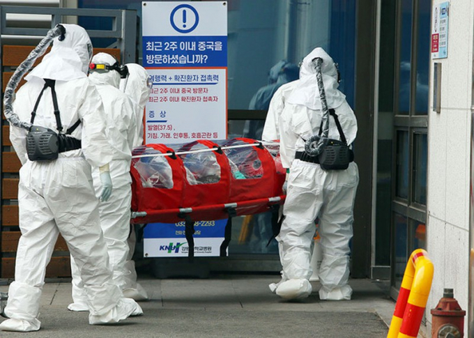 Một bệnh nhân Covid-19 được đưa đến bệnh viện tại TP.Chuncheon, Hàn Quốc. Ảnh: AFP