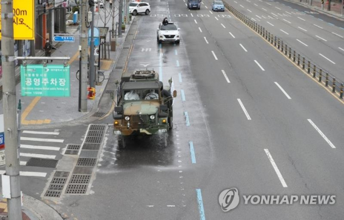 Xe kiểm dịch của Sư đoàn Bộ binh 50 của quân đội Hàn Quốc khử trùng một con phố ở Daegu. (Ảnh: Yonhap News)