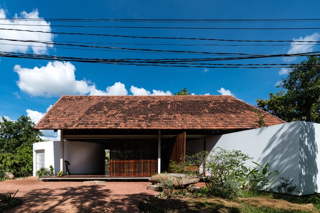 YT House - tên ngôi nhà được thiết kế bởi các kiến trúc sư của Rear Studio, nằm trong một ngôi làng nhỏ phía tây Đắk Lắk, khu vực gần biên giới Campuchia. Do đó kiến trúc ở đây pha trộn từ nhiều nền văn hoá khác nhau.