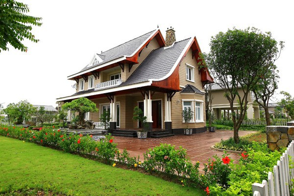 Nhà vườn 2 tầng kế thừa nét đẹp của nếp nhà Việt xưa kiểu mái thái lợp ngói đua vươn dài xuống. Ảnh: Kientrucsuvietnam.
