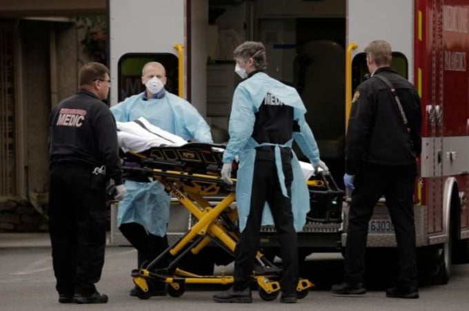 Nhân viên y tế vận chuyển bệnh nhân tại Washington. (Ảnh: Reuters)