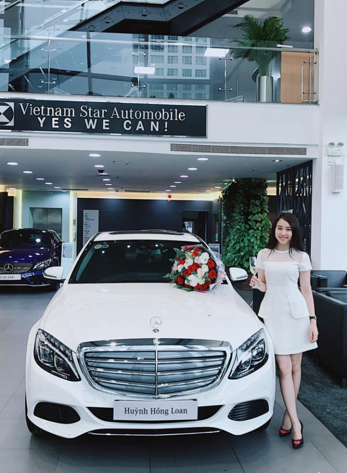 Không chỉ tậu được nhà, trước đó nữ diễn viên Hồng Loan cũng đã tậu xe hơi riêng để đảm bảo việc di chuyển thuận lợi hơn. Nguồn ảnh: FBNV.
