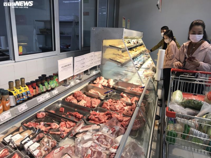 Giá thịt lợn bất ngờ tăng cao sau 2 tuần giảm. (Ảnh: Ngọc Khánh) 