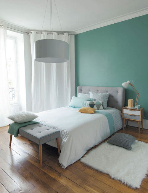 Màu xanh rêu được trưng bày trong phòng ngủ ta cảm giác hơi có sắc khói, thanh lịch và bình yên. Chưa kể, nó trở nên sống động khi kết hợp với màu ngà, kem và trắng.