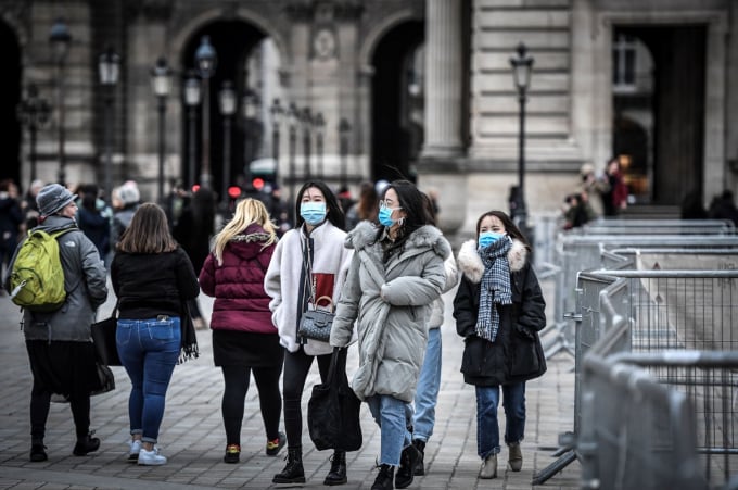 Người dân và du khách đeo khẩu trang phòng tránh lây nhiễm COVID-19 tại Paris, Pháp. Ảnh: AFP/TTXVN