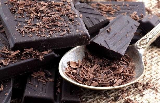 Chocolate đen: Chocolate đen giàu magie - một chất thiết yếu đối với các chức năng sinh hóa của cơ thể. Các chất chống oxy hóa trong chocolate còn giúp giảm căng thẳng, hạ huyết áp, giúp bạn thư giãn.