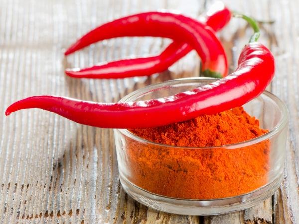 Ớt cay: Ớt cay chứa capsaicin giúp kích thích bài tiết và bảo vệ màng nhầy đường hô cả trên lẫn dưới. Theo các chuyên gia, ăn ớt cũng giúp bạn tránh khỏi các triệu chứng bị hen suyễn.