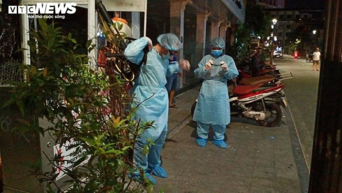 Các nhân viên y tế đang chuẩn bị khử trùng khách sạn, quán ăn và tuyến phố nơi bệnh nhân thứ 30 từng lưu trú, ăn uống.