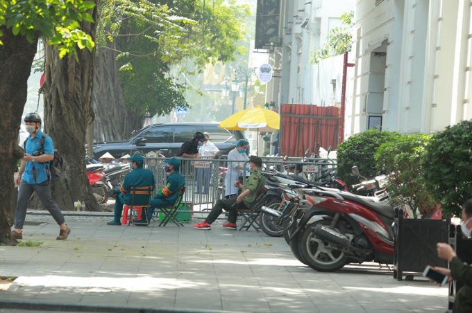 Trước đó, tại Hà Nội: 4 trường hợp (người Việt Nam) tại phường Trúc Bạch, quận Ba Đình. Trong đó 2 người Việt Nam nhập cảnh trên chuyến bay VN0054 gồm bệnh nhân Nguyễn Hồng Nhung (BN 17) và Nguyễn Quang T. (BN 21) dương tính với COVID-19.