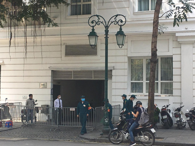 Theo ông Phong, việc rà soát này là do thông tin của Quận nắm được, trước đó, đã có 2 du khách người Anh từng ở tại khách sạn Metropole sau đó dời đi Quảng Ninh và được xác định dương tính với COVID-19.