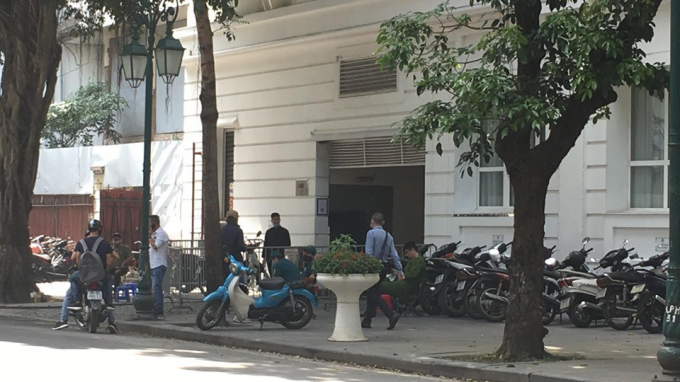 Các cửa của khách sạn cũng đã được đóng và có lực lượng chức năng canh gác tại đây.