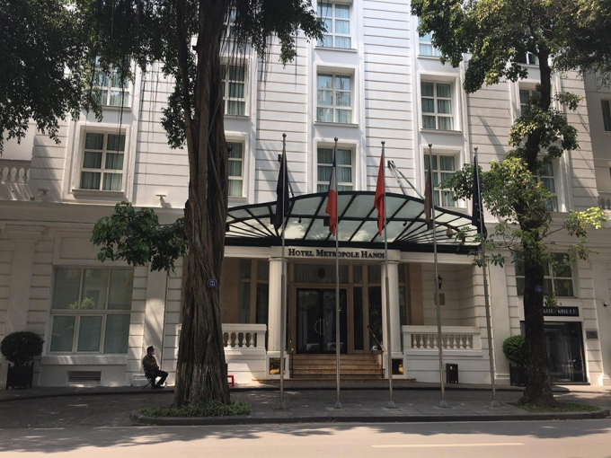 Theo ghi nhận của PV tại khu vực khách sạn Metropole cho thấy, khu vực hầm vào của khách sạn ở phố Lý Thái Tổ đã được đóng rào barie và có lực lượng dân phòng, công an đảm bảo an ninh.