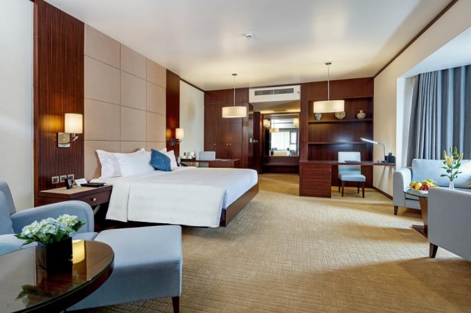 Wyndham là khách sạn 5 sao, có hồ bơi ngoài trời cho khách thư giãn, 2 nhà hàng ngay trong khuôn viên, 2 quán bar, và trung tâm thể dục. Ảnh: Booking.