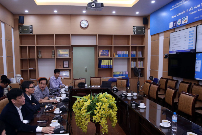 Phó Thủ tướng Vũ Đức Đam kiểm tra hoạt động của Trung tâm quản lý, điều hành trực tuyến hỗ trợ chuyên môn chẩn đoán, điều trị COVID-19 đặt tại trụ sở Bộ Y tế. (Ảnh: VGP/Đình Nam)