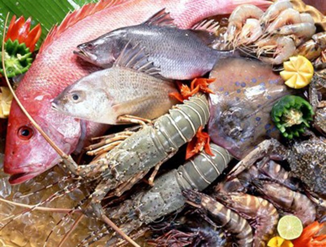 Khi nấu nướng, cần tránh việc để lẫn lộn hoặc để các loại hải sản sống và chín gần nhau, bởi việc này sẽ tăng nguy cơ vi khuẩn từ thực phẩm sống xâm nhập vào thực phẩm chín