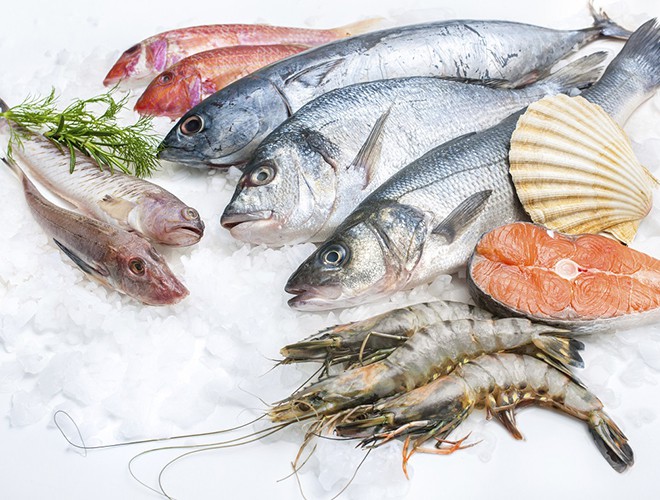 Đầu tiên là việc chọn mua hải sản tươi sống, tránh các loại hải sản đông lạnh hoặc đã ươn. Sử dụng các phương pháp như: hấp, luộc, chiên… hải sản, tuy nhiên phải đảm bảo hải sản đã chín hoàn toàn