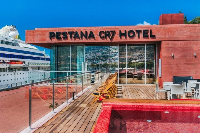 Ngày 15/3, tờ Marca tiết lộ Ronaldo hiến chuỗi khách sạn mang tên Pestana CR7 tại Bồ Đào Nha thành bệnh viện dã chiến để hỗ trợ quê nhà trong nỗ lực chống lại Covid-19.