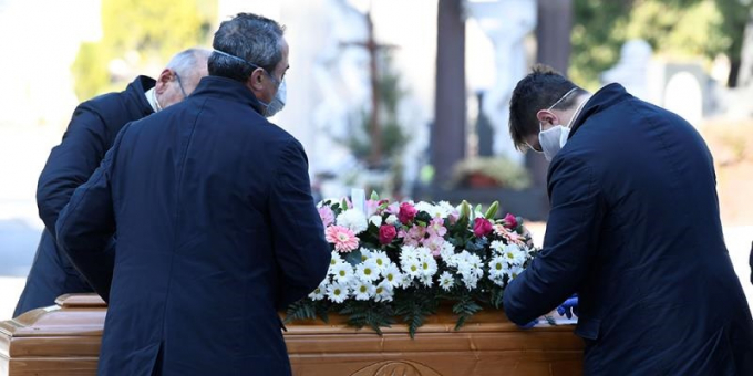 Những đám tang đau đớn ở Italy thời Covid-19.