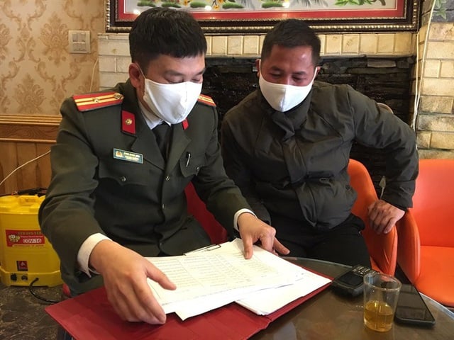 Công an huyện Sa Pa rà soát các cơ sở lưu trú trên địa bàn huyện (Ảnh: Tống Huệ).