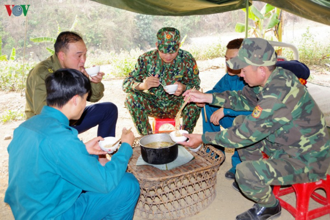 Bữa ăn vội vã của bộ đội biên phòng tỉnh Lai Châu trong thời gian chống dịch (Ảnh: Khắc Kiên)