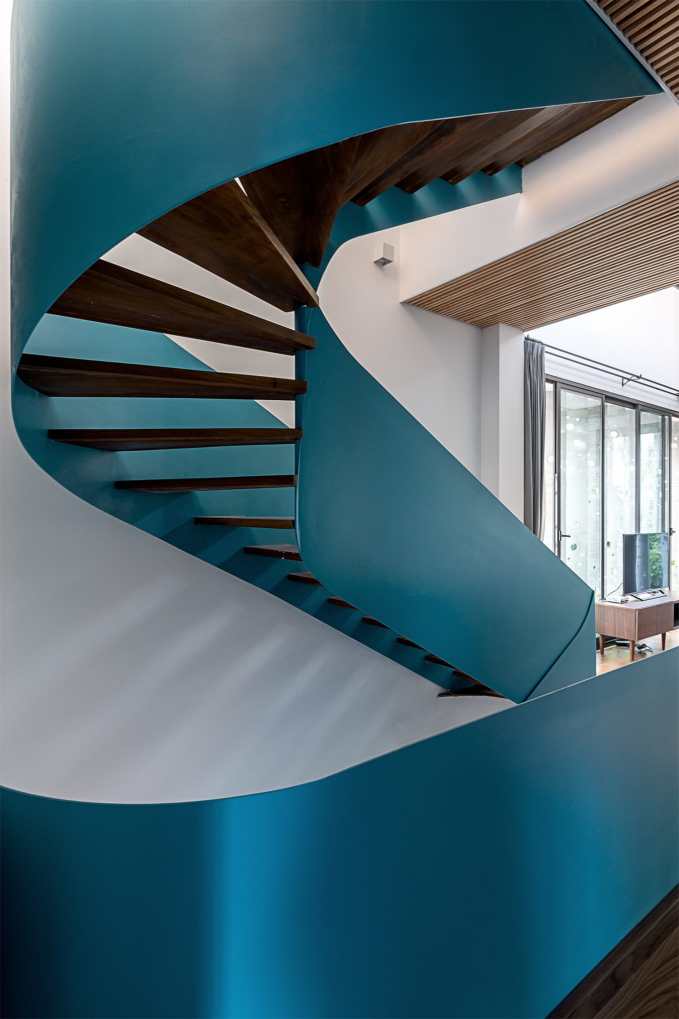 Cầu thang màu xanh là một điểm nhấn trong không gian nội thất của biệt thự.