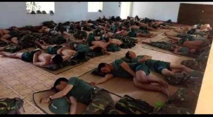 Hình ảnh những người lính trải chiếu xuống sàn nhà để ngủ, nhường chỗ cho những người về cách ly gây xúc động mạnh.