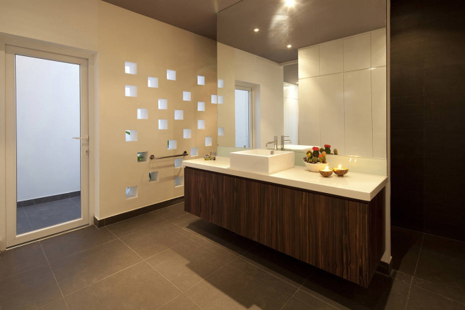 Phòng tắm hiện đại, lát bằng gạch chống trơn và có cửa sổ bằng gạch bông gió, tăng cường ánh sáng vào bên trong./.