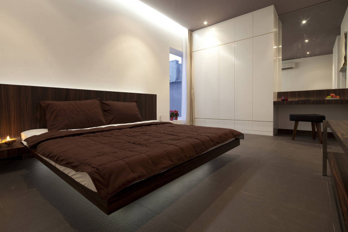 Phòng ngủ chính đơn giản, ít nội thất nhưng vẫn đảm bảo sự tiện nghi và thoải mái.