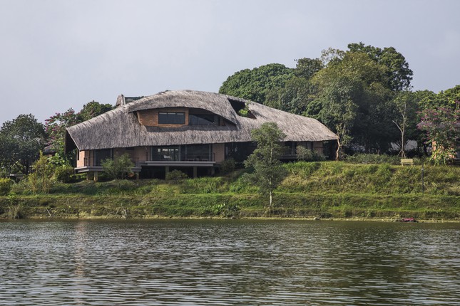 Ngôi nhà tọa lạc trên mảnh đất thoai thoải nhìn ra hồ nước ở làng Mít, xã Cổ Đông, huyện Sơn Tây, ngoại ô phía tây của Hà Nội.